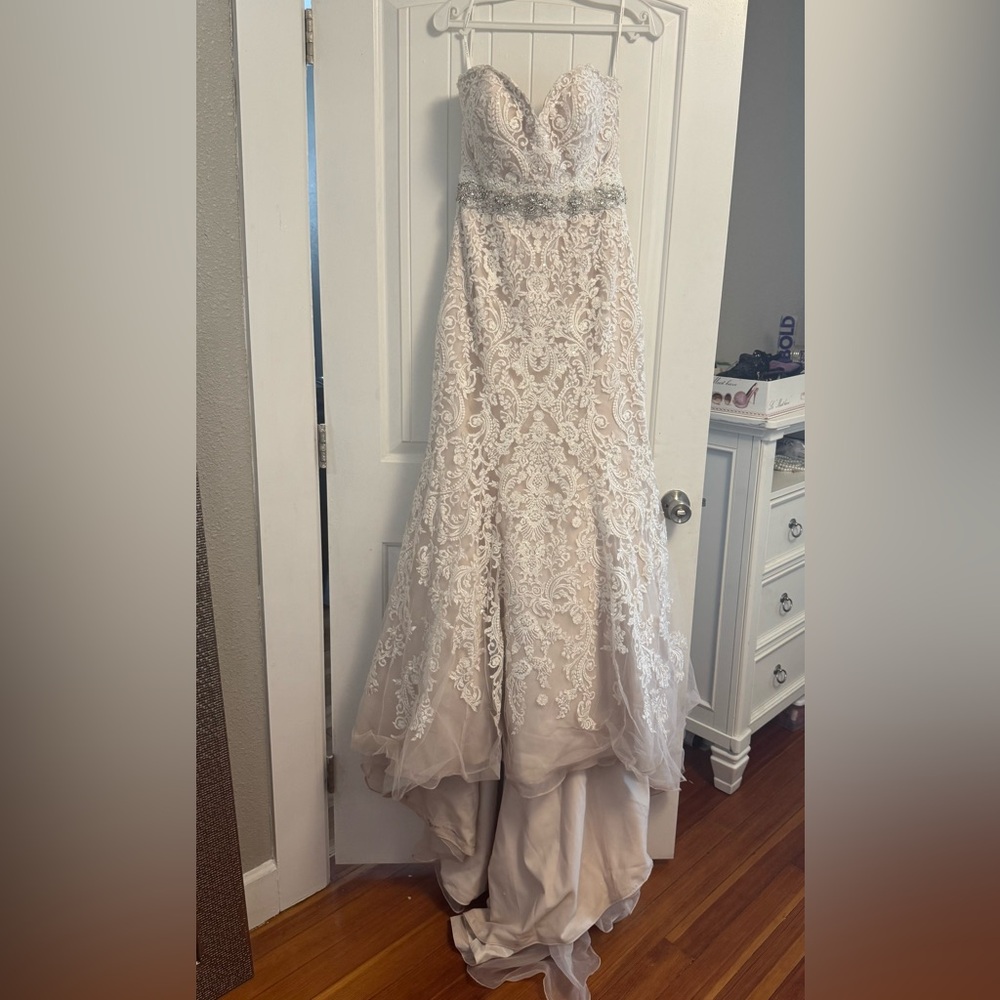 Aire Barcelona Elegant Strapless Lace Wedding Dress
